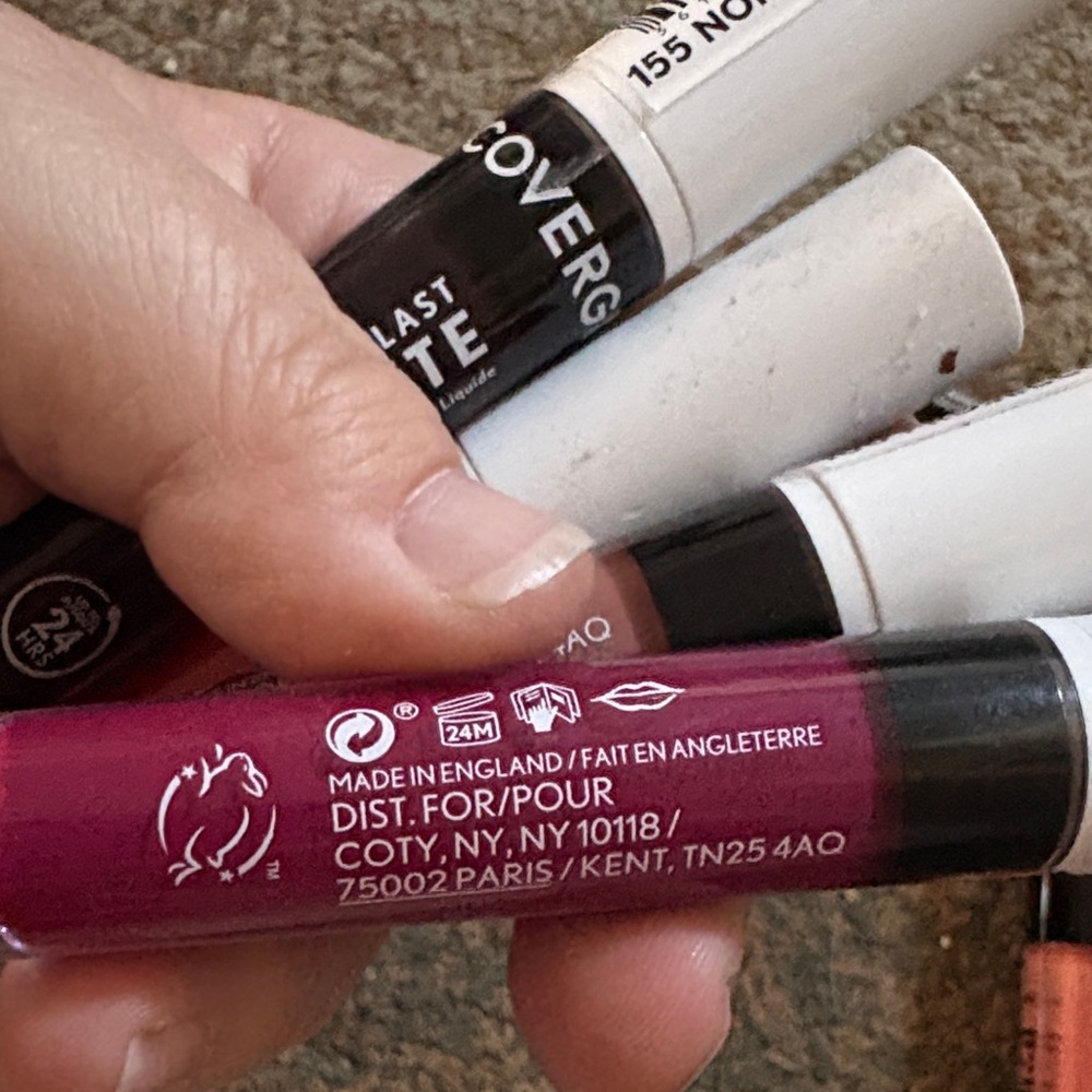 COVERGIRL Lipstick Set - Bold Reds, Pinks, and Purples - Picture 8 of 11